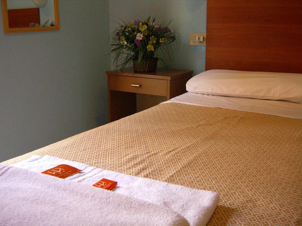 Hotel Mercurio Милано Екстериор снимка