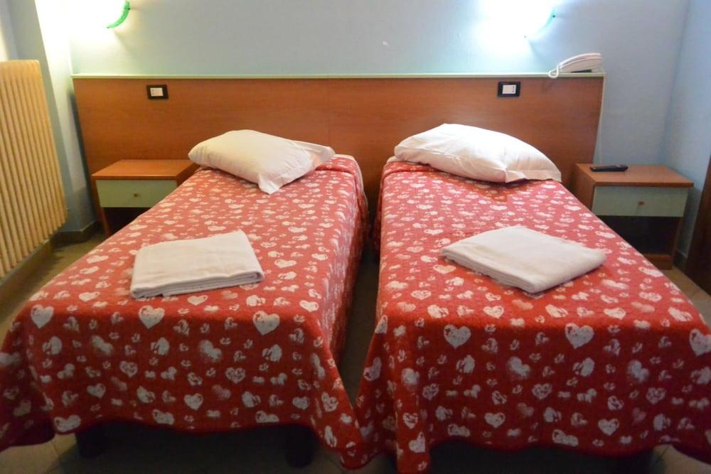 Hotel Mercurio Милано Екстериор снимка