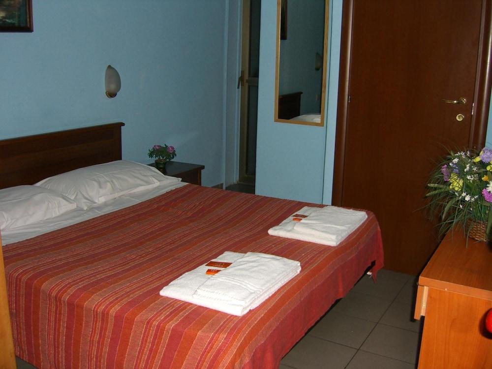 Hotel Mercurio Милано Екстериор снимка