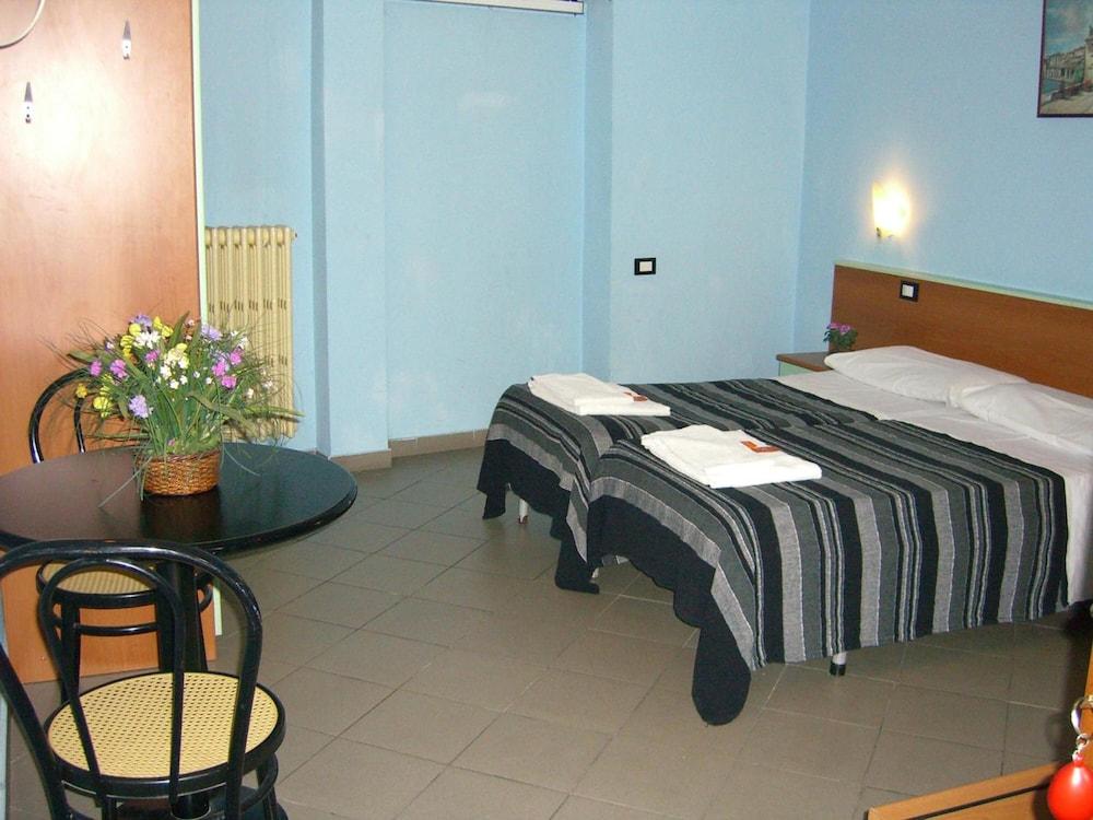 Hotel Mercurio Милано Екстериор снимка