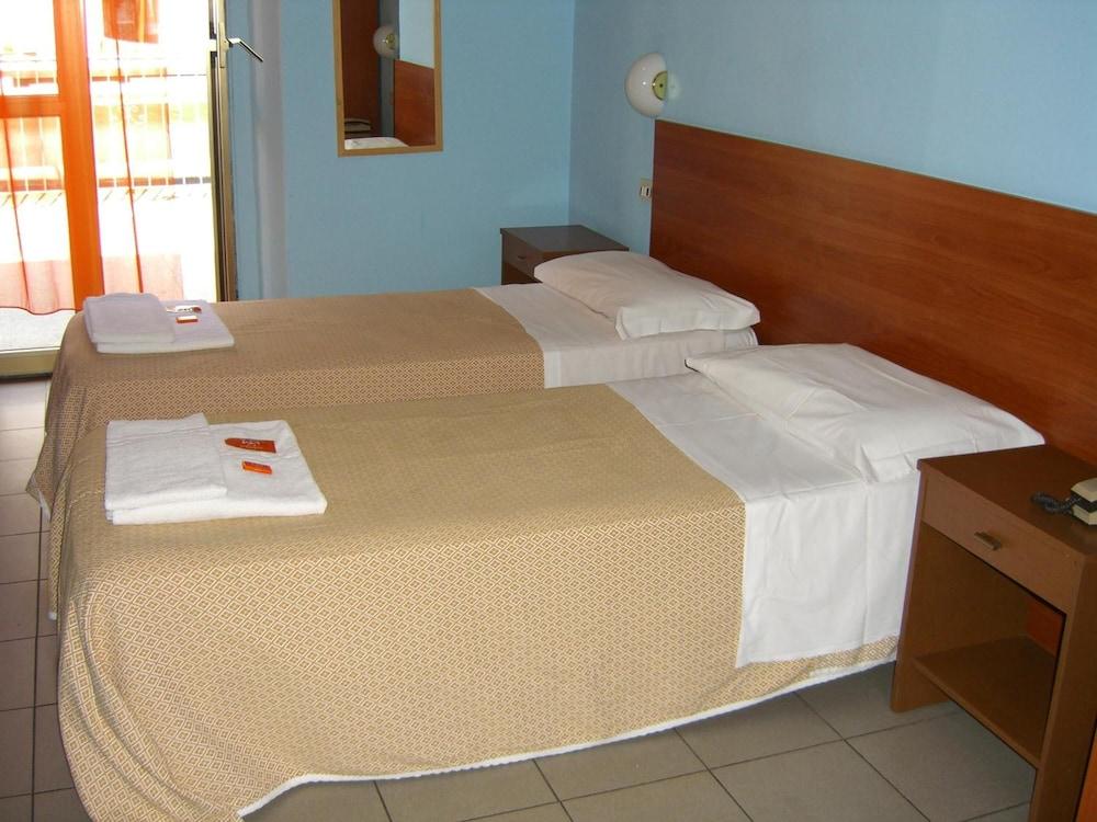 Hotel Mercurio Милано Екстериор снимка